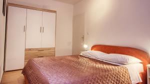 a bedroom with a bed and a white cabinet at Apartment Villa Mare2 with pool, sea view and hydromassage in Banjole +21 photos