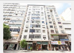 un edificio blanco alto en una calle de la ciudad en Apartamento Ed Cadima, en Río de Janeiro