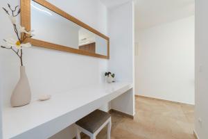 Cette chambre comprend un bureau blanc et une chaise. dans l'établissement Villa Tadic, à Zadar
