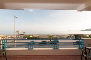 ミントゥルノにあるCapri Apartmentのビーチを望むバルコニー