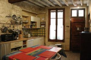 Virtuvė arba virtuvėlė apgyvendinimo įstaigoje La maison de Lara