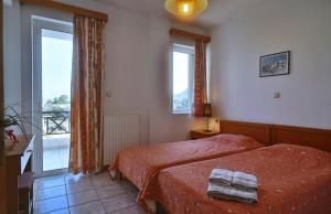 ein Hotelzimmer mit 2 Betten und einem Balkon in der Unterkunft Nirevel Apartments in Gouves