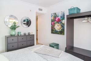 ein Schlafzimmer mit einem Bett und einem Wandgemälde in der Unterkunft Stylish Penthouse 2 pools & next to beach - RDR204 in Marbella