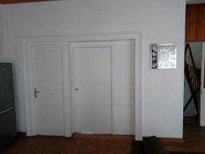 ein Zimmer mit zwei Türen und einem Bild an der Wand in der Unterkunft Passionné de la plage in Dunkerque