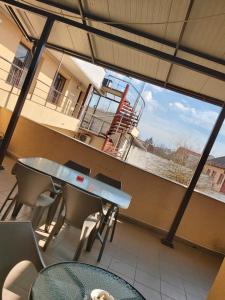 Pokój ze stołem, krzesłami i oknem w obiekcie Pensiunea B&B Casa Italia w mieście Timişoara
