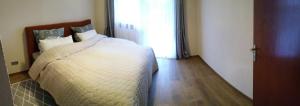 a bedroom with a white bed and a window at Business Wohnung zur Kurzzeitmiete für Geschäftsreisende in Karlsruhe
