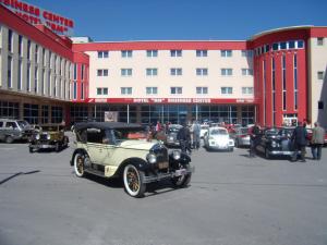 een groep oude auto's geparkeerd op een parkeerplaats bij Hotel BM International in Sarajevo