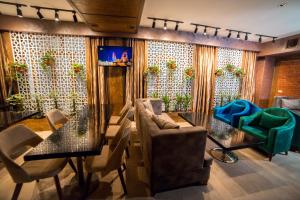 TV a/nebo společenská místnost v ubytování Parkway Inn Hotel & Spa