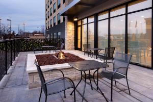 Un balcon sau o terasă la Holiday Inn Express & Suites - Romeoville - Joliet North, an IHG Hotel