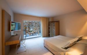 Domu Simius Life Style Hotel的电视和/或娱乐中心