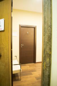 um corredor com uma porta castanha e um piso de madeira em Prati Comfort em Roma
