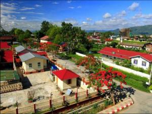 una vista aérea de una pequeña ciudad con techos rojos en 81 Hotel Inlay, en Nyaung Shwe