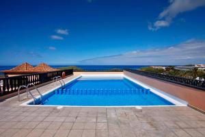 a swimming pool with a view of the ocean at Residencial el Conde #7 in Valle Gran Rey