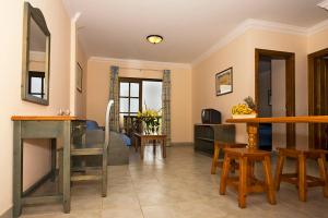 uma sala de estar com mesa e cadeiras em Residencial el Conde #7 em Valle Gran Rey