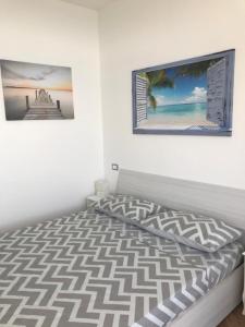 1 dormitorio con 1 cama con una foto en la pared en Casa Liam, en Teulada