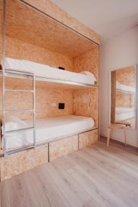 SubUp Hostel emeletes ágyai egy szobában
