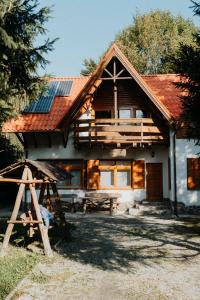 una casa con paneles solares en un lado en Boutique Guesthouse „Domizil“, Valea Porumbacului en Porumbacu de Sus