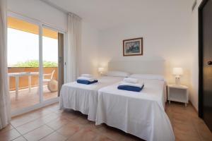 A bed or beds in a room at Apartaments Beach & Golf Resort Még 37 kép