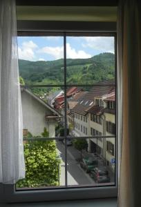 une fenêtre avec vue sur la ville dans l'établissement Parkhotel Sonne, à Schönau im Schwarzwald