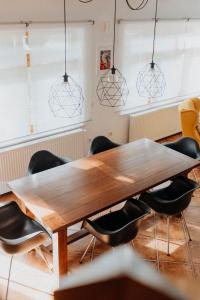 a conference room with a wooden table and chairs at Boutique Guesthouse „Domizil“, Valea Porumbacului in Porumbacu de Sus