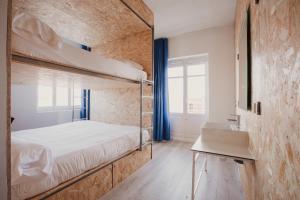 パロス岬にあるSubUp Hostelの二段ベッド2台、デスクが備わる客室です。