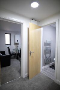 Una puerta que conduce a una habitación con sala de estar. en City Lodge Serviced Apartments Worcester City Centre - Parking, en Worcester