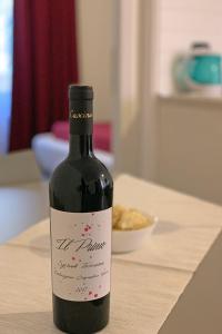 una bottiglia di vino seduta su un tavolo di Cascina al Colle a Populonia