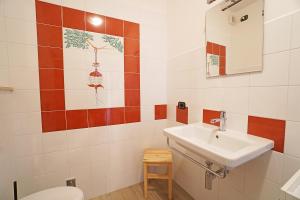 een badkamer met een wastafel en een toilet bij Cascina al Colle in Populonia
