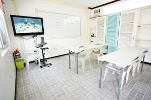 TV a/nebo společenská místnost v ubytování Club Hari Dive Resort