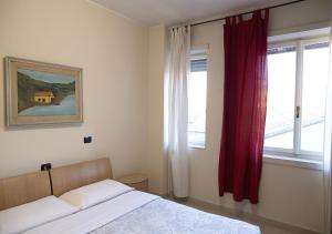- une chambre avec un lit et une fenêtre dans l'établissement Smart Central Apartments Bayres, à Milan