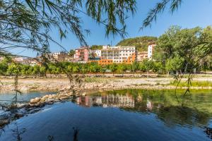 uma vista da cidade a partir da água em Hotel Rosaleda del Mijares em Montanejos