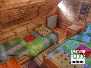 Giường trong phòng chung tại Apartmani Smigic Divcibare