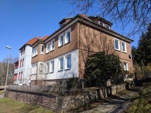 Casa grande con ventanas blancas en una pared de ladrillo en Familienfreundlich - Farbenfroh - Außergewöhnlich en Braunlage