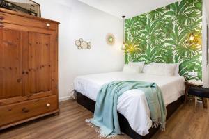 una camera da letto con un letto e carta da parati verde e bianca di Glam Penthouse Barcelona a Barcellona
