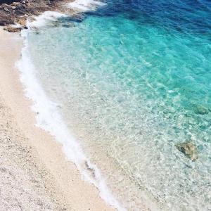 una vista aérea de una playa de agua azul en Apartment Spila, en Ivan Dolac