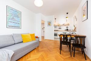 salon z kanapą i stołem oraz kuchnia w obiekcie Apartments Warsaw Niska by Renters w Warszawie