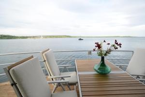 einen Tisch mit einer Vase Blumen auf einem Boot in der Unterkunft Hausboote und Ferienhäuser Marina Mücheln in Mücheln
