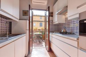 A kitchen or kitchenette at Rome as you feel - Luxury Cappellari Apartment
