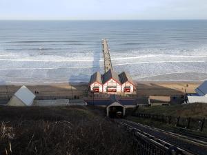 um edifício na praia junto ao oceano em Sea Front Apartment em Saltburn-by-the-Sea