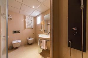 Koupelna v ubytování Hotel Rosaleda del Mijares