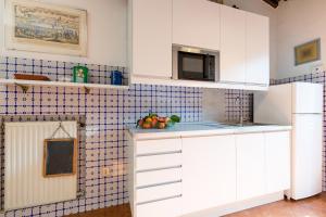 A kitchen or kitchenette at Rome as you feel - Luxury Cappellari Apartment