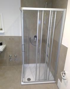 y baño con ducha y puerta de cristal. en Ruhige zentrale Lage in Bad Honnef, en Bad Honnef am Rhein