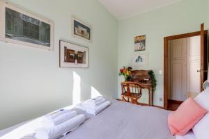 A bed or beds in a room at Rome as you feel - Luxury Cappellari Apartment