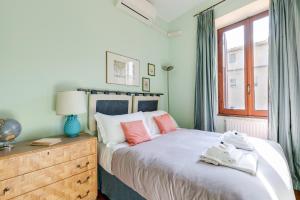 A bed or beds in a room at Rome as you feel - Luxury Cappellari Apartment