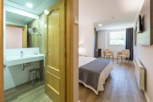 Postel nebo postele na pokoji v ubytování Hotel Rosaleda del Mijares