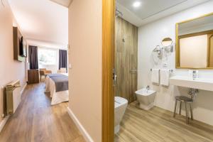 Koupelna v ubytování Hotel Rosaleda del Mijares