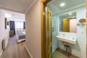 Postel nebo postele na pokoji v ubytování Hotel Rosaleda del Mijares