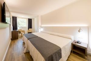 Postel nebo postele na pokoji v ubytování Hotel Rosaleda del Mijares