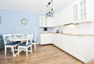 Kuchnia lub aneks kuchenny w obiekcie Apartament "Bliżej Morza 30"