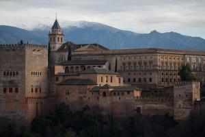 Cảnh núi rừng hoặc tầm nhìn ra núi từ căn hộ